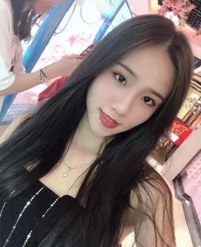 在校兼职嫩模大学生，身材服务粉嫩一流，大长腿