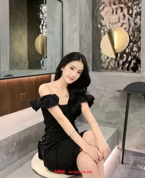 大学生兼职援交妹上位猛顶,被深插的狂狼淫叫