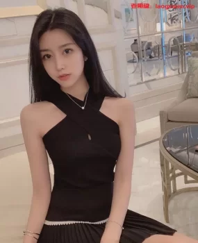 极品兼职小骚女，身材爆灯屁股很翘，服务走心 放得开