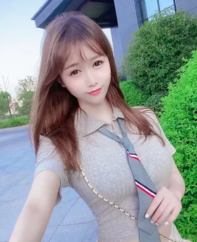 汉口学生妹兼职上门，粉嫩粉嫩的，一碰脸就红